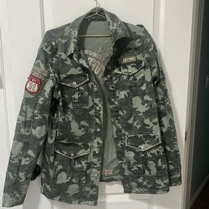 Cowgirl tuff button down camo jacket. Size Large